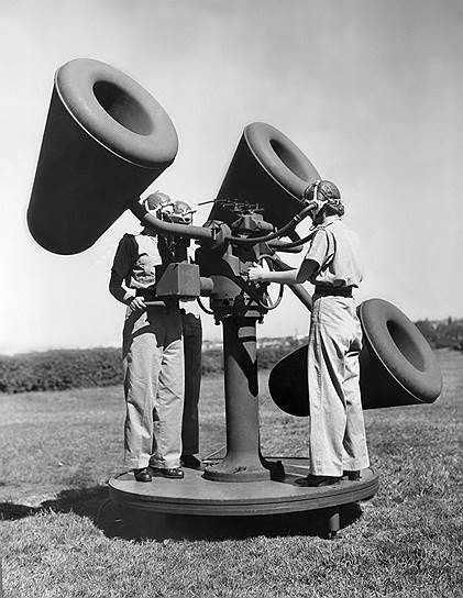 Во время Первой мировой войны военные специалисты «выслушивали» вражеские самолеты с помощью акустических рожков и зеркал. Но 26 февраля 1935 года Шотландский физик Роберт Уотсон-Уотт продемонстрировал первый радар, и вскоре в этих штатных единицах отпала необходимость