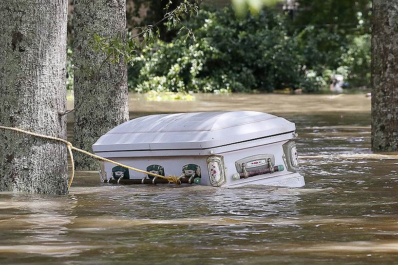 Приход Ассеншен, США. Гроб во время наводнения