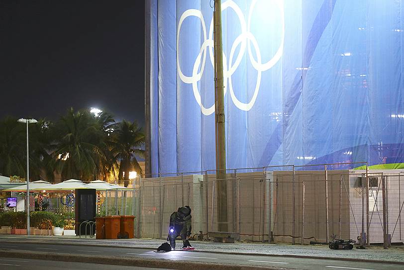 В первый соревновательный день в Рио-де-Жанейро рядом с велодромом прогремел взрыв. Позднее выяснилось, что он был контролируемым — саперы взорвали подозрительный предмет за трибуной для прессы
