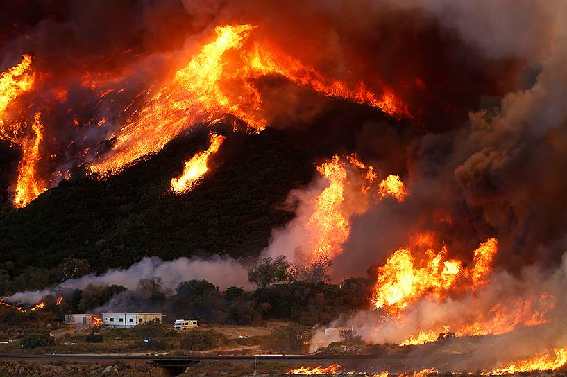 Сан-Бернандино, США. Природные пожары в Калифорнии сожгли 12 тысяч гектаров земли, 80 тыс. человек эвакуированы 