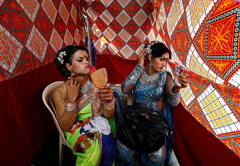 Мумбаи, Индия. Трансгендеры красятся перед фестивалем Ракша Бандхан