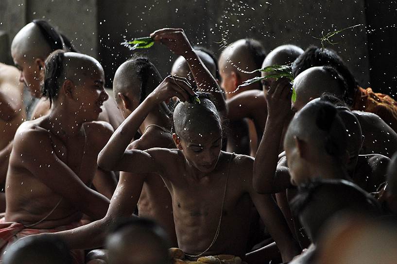 Катманду, Непал. Жрецы совершают ритуал во время праздника Джанай Пурнима