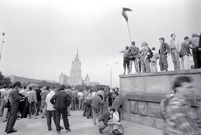 Фото ельцина на броневике