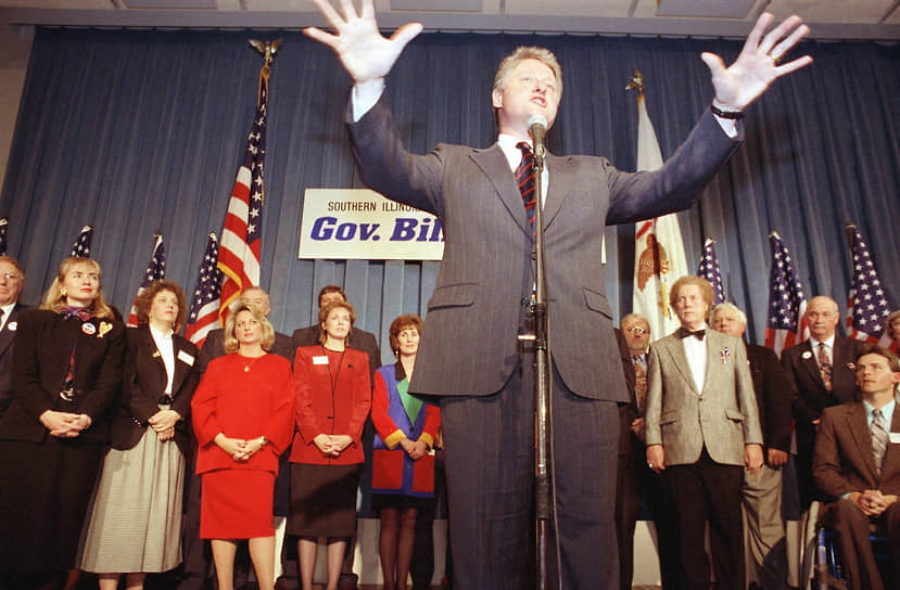 «Хотите жить как республиканцы — голосуйте как демократы»&lt;br> В 1978 году Билл Клинтон был избран губернатором Арканзаса и стал самым молодым главой региона в США. На следующих выборах он проиграл, но вновь вернулся на этот пост в 1982 году. Позднее Клинтон еще трижды выиграл выборы в штате. В 1986 году он впервые в новой истории Арканзаса получил мандат на четырехлетний губернаторский срок
