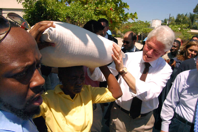 «Мы не сможем построить наше собственное будущее, если не будем помогать другим строить их будущее»&lt;br>В январе 2010 года после разрушительного землетрясения на Гаити Билл Клинтон вместе с Джорджем Бушем-младшим возглавил фонд помощи пострадавшим. Господин Клинтон выделил на восстановление острова $1,25 млн