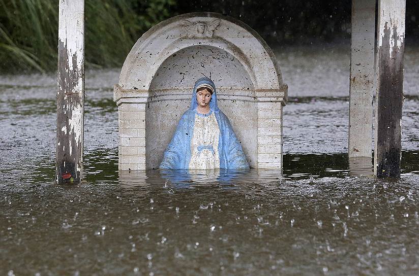 Сорренто, США. Статуя Девы Марии, затопленная во время наводнения