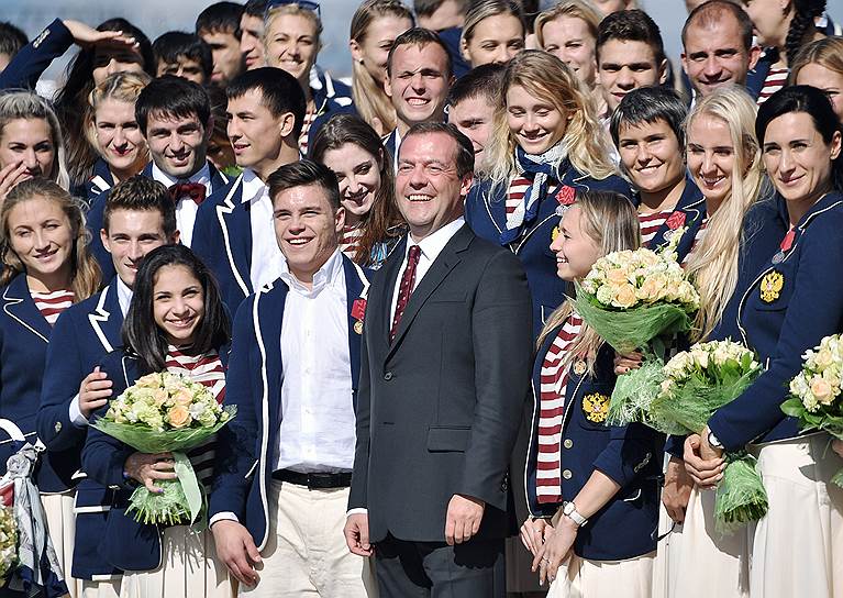 Председатель правительства Дмитрий Медведев (в центре) и олимпийская сборная России