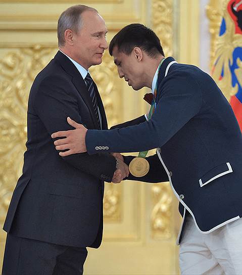 Владимир Путин и олимпийский чемпион по греко-римской борьбе Роман Власов