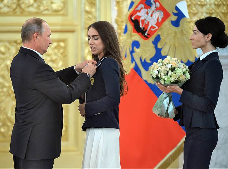 Президент России Владимир Путин и олимпийская чемпионка по художественной гимнастике Маргарита Мамун