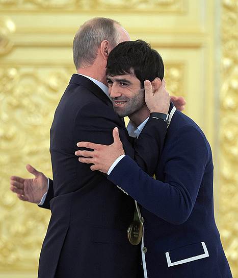 Президент Владимир Путин и олимпийский чемпион по дзюдо Беслан Мудранов