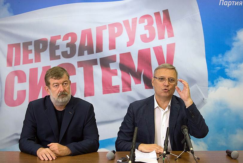 Бывший вице-спикер саратовской облдумы от «Единой России» Вячеслав Мальцев (слева) и лидер партии ПАРНАС Михаил Касьянов
