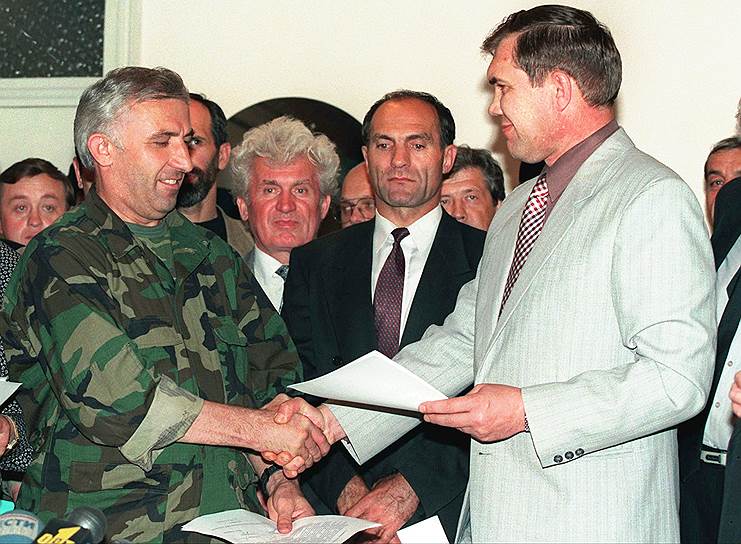 Бывший начальник главного штаба вооруженных сил Ичкерии Аслан Масхадов (слева) и генерал Александр Лебедь