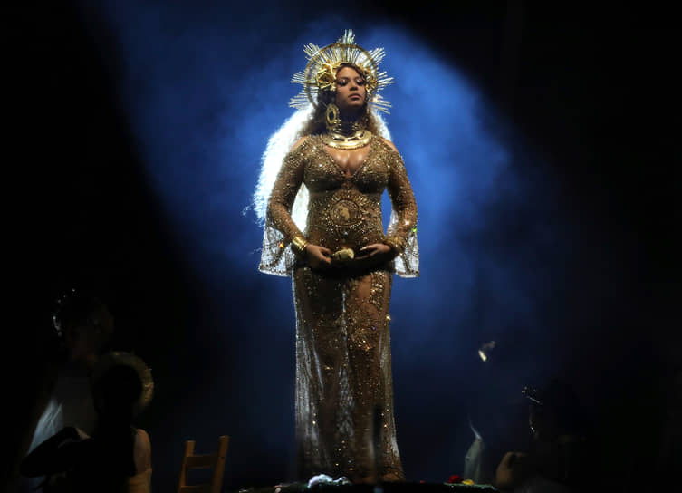 В феврале 2017 года певица удивила зрителей «Грэмми», выступив на сцене в образе Девы Марии и богинь Ошун и Кали. Находясь на последних месяцах беременности,  Beyonce исполнила ряд опасных трюков. К примеру, ей пришлось балансировать на двух ножках стула, который наклонялся 