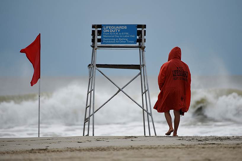 Нью-Йорк, США. Спасатель смотрит на волны на пляже, закрытом для посетителей из-за активизировавшегося пост-тропического циклона «Эрмина»