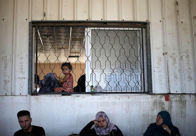 Сектор Газа. Палестинцы ждут разрешения на выезд в Египет через пограничный пункт Рафах, который был недавно открыт