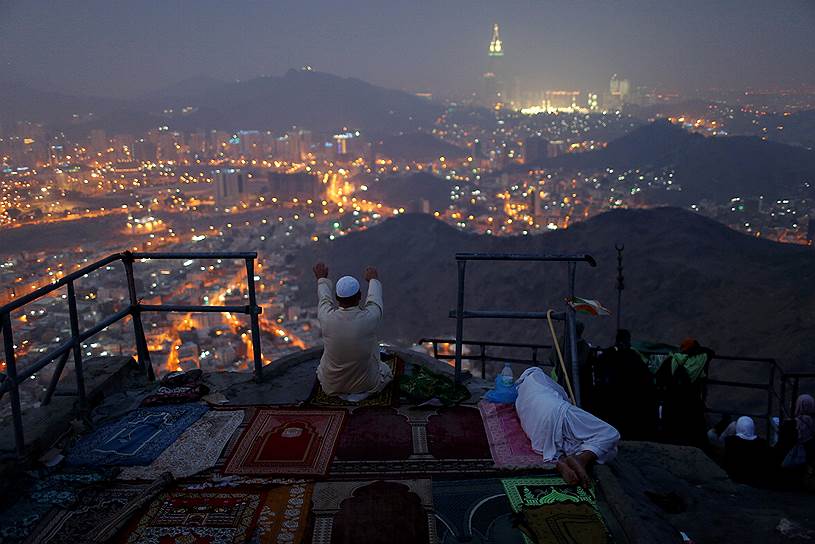 Мекка, Саудовская Аравия. Паломник молится на горе Аль-Нор, где пророк Мухаммед получил первое послание Корана