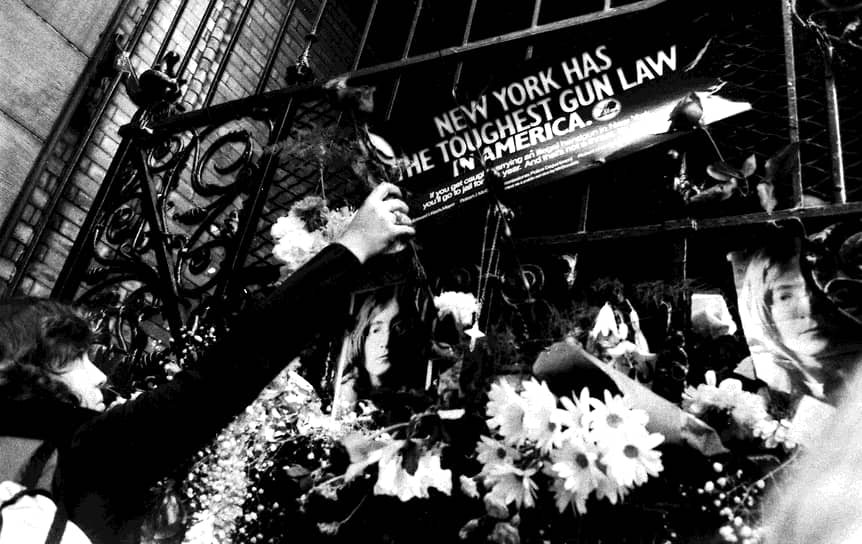 Джон Леннон&lt;br>8 декабря 1980 года Джон Леннон был убит у собственного дома в Нью-Йорке. Убийцей стал фанат Марк Чэпмен, которого позднее суд признал психически неуравновешенным. За несколько часов до преступления, он получил автограф певца. В 22:50 он пять раз выстрелил в спину Леннону, но даже не пытался скрыться от охраны и полиции, сразу признал свою вину. О смерти бывшего битла стало известно в этот же вечер — корреспондент ABC находился в больнице, куда доставили Леннона, и сообщил об этом коллегам. На следующее утро у дома певца собрались поклонники, которые усыпали ворота во двор цветами и портретами Леннона