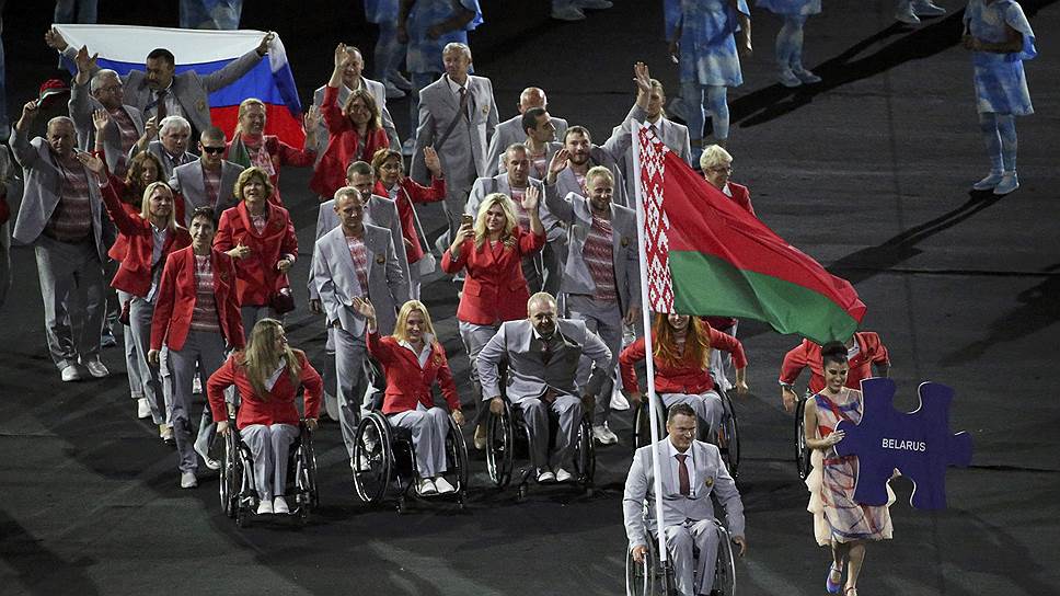 Как белорусские паралимпийцы прошли с флагом России по полю «Мараканы»
