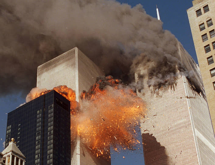 Утром 11 сентября 2001 года 19 боевиков-смертников из террористической организации «Аль-Каида» (запрещенной в РФ) захватили четыре пассажирских самолета. Два лайнера были направлены в башни Всемирного торгового центра в Нью-Йорке. Третий — в здание Пентагона недалеко от Вашингтона. Пассажиры и команда четвертого судна попытались перехватить управление — он упал в поле в штате Пенсильвания
