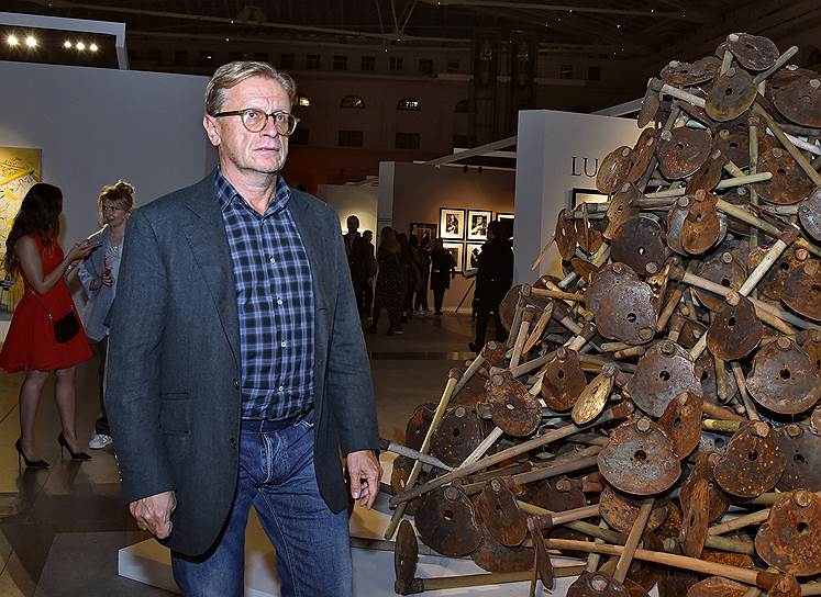Руководитель компании «Уникум» Борис Белоцерковский на ярмарке современного искусства «Cosmoscow»