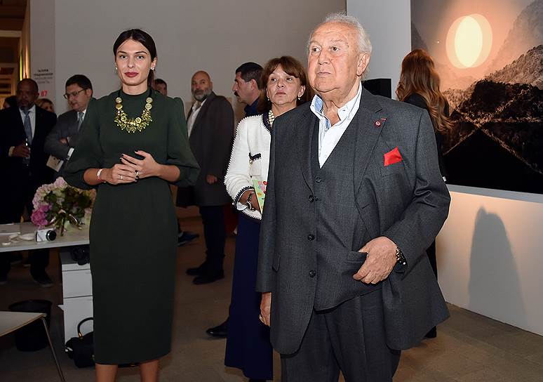 Президент Российской академии художеств Зураб Церетели  на ярмарке современного искусства «Cosmoscow»