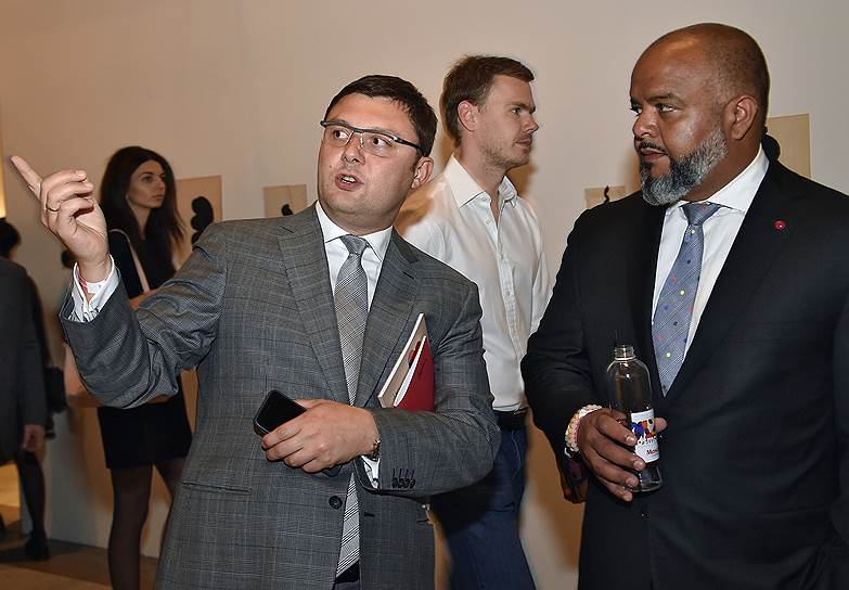 Исполнительный директор Московского музея современного искусства (ММСИ) Василий Церетели (слева) на ярмарке современного искусства «Cosmoscow»
