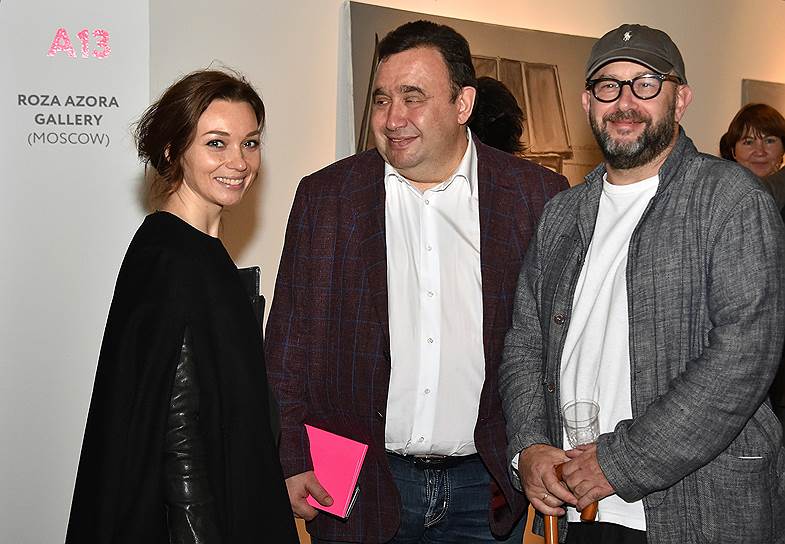 Корреспондент ИД «Коммерсантъ» Евгения Милова (слева) и ресторатор Александр Раппопорт (в центре) на ярмарке современного искусства «Cosmoscow»