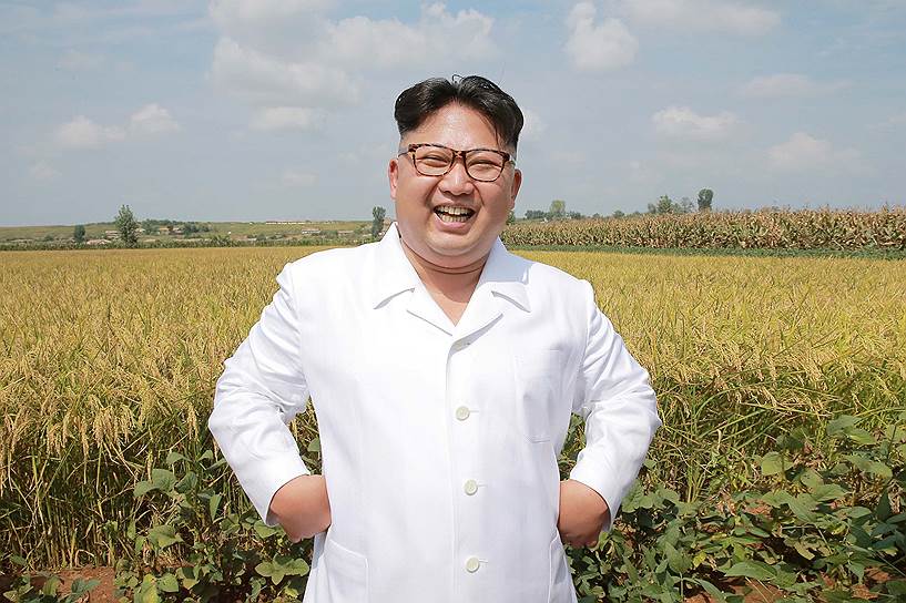 Пхеньян, Северная Корея. Лидер КНДР Ким Чон Ын во время осмотра поля на одной из ферм
