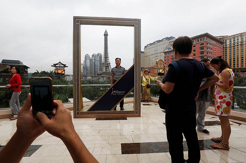 Макао, Китай. Туристы фотографируются на фоне копии Эйфелевой башни