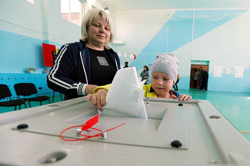 Голосование на выборах депутатов Государственной думы на одном из избирательных участков Хабаровска