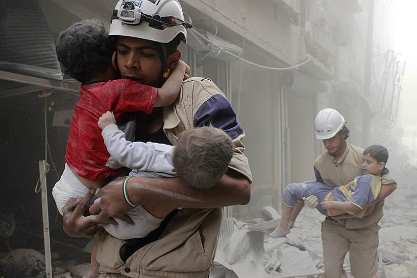 В рядах «Сирийской гражданской обороны» (организация больше известна как «Белые каски») состоит около 3 тыс. человек. Они проводят спасательные операции, оказывают первую медицинскую помощь, доставляют пострадавших от взрывов в больницы