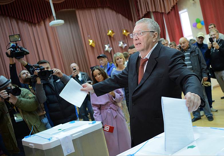Лидер ЛДПР Владимир Жириновский, голосующий на избирательном участке №2714 в Москве