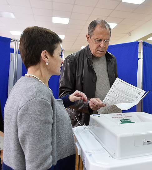Министр иностранных дел России Сергей Лавров на избирательном участке в Москве