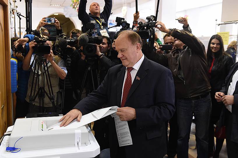 Голосование на одном из избирательных участков Москвы. &lt;br/> На фото: лидер КПРФ Геннадий Зюганов