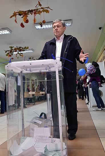 Голосование на одном из избирательных участков Москвы. &lt;br/> На фото: председатель федерального политкомитета партии «Яблоко» Григорий Явлинский 