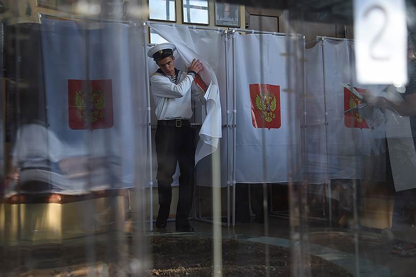 Голосование на одном из избирательных участков в Севастополе