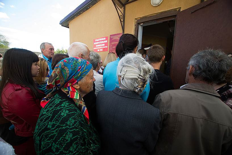 Очередь у избирательного участка в поселке Шоссейный Калининградской области