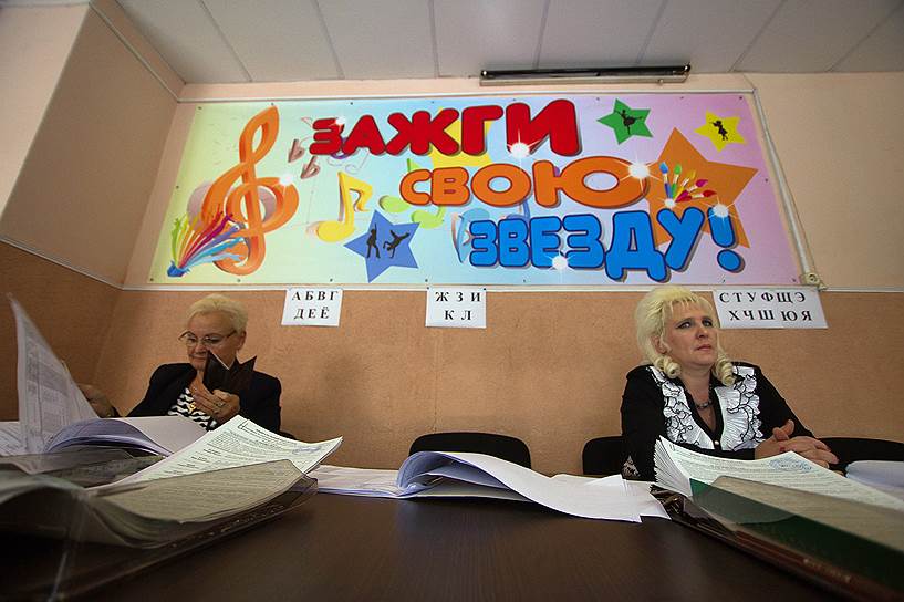 Члены избирательной комиссии на участке в поселке Ушаково Калининградской области