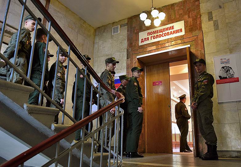 Курсанты Военно-инженерного института на избирательном участке в Санкт-Петербурге