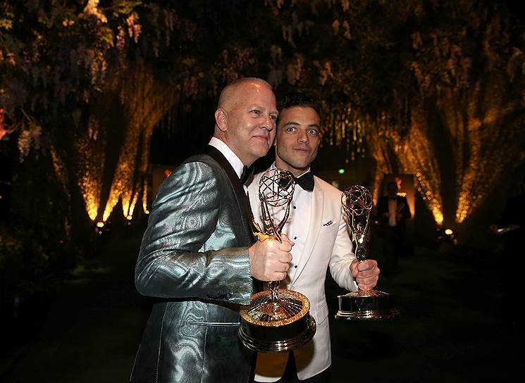 Сценарист Райан Мёрфи и актер Рами Малек на церемонии вручения премии «Эмми»