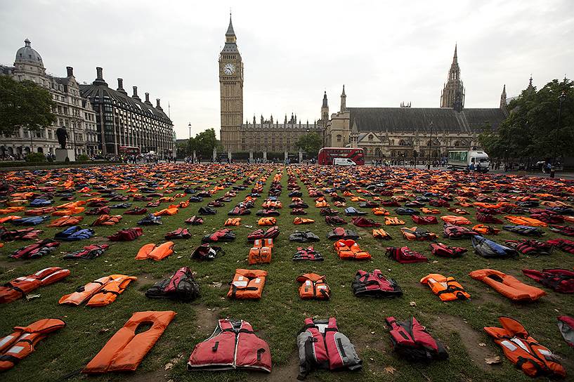 Лондон, Великобритания. Акция «Кладбище спасательных жилетов», устроенная защитниками прав беженцев перед зданием парламента. Активисты разложили более 2,5 тыс. спасательных жилетов, которые были на мигрантах, отправившихся по морю из Турции в Грецию