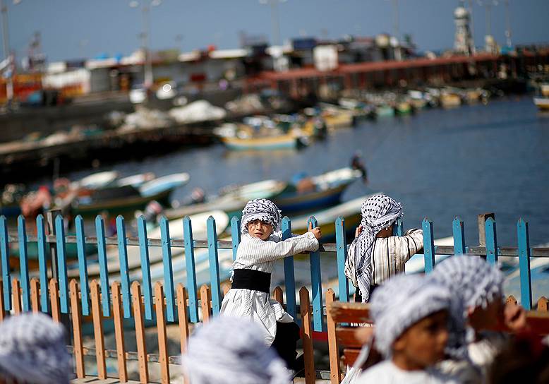 Сектор Газа. Палестинские дети во время митинга в поддержку местного флота