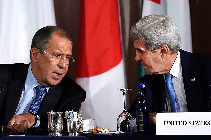 Глава МИД России Сергей Лавров (слева) и глава Госдепартамента США Джон Керри