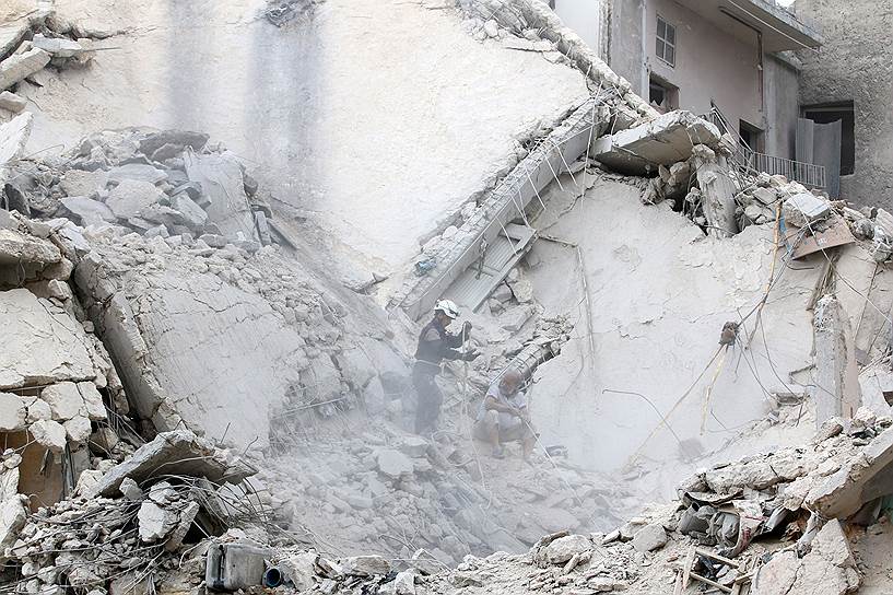 Алеппо, Сирия. Спасатели осматривают руины дома, оставшиеся после бомбардировки 