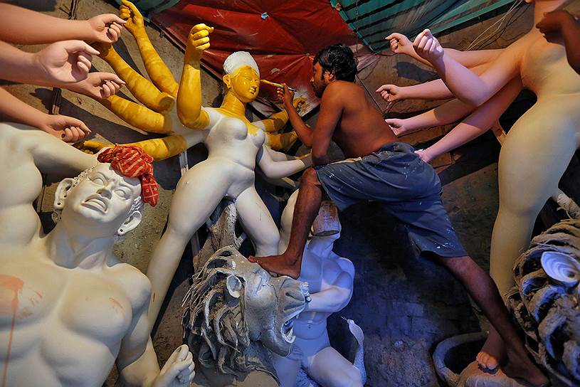 Калькутта, Индия. Художник расписывает статую богини Дурга