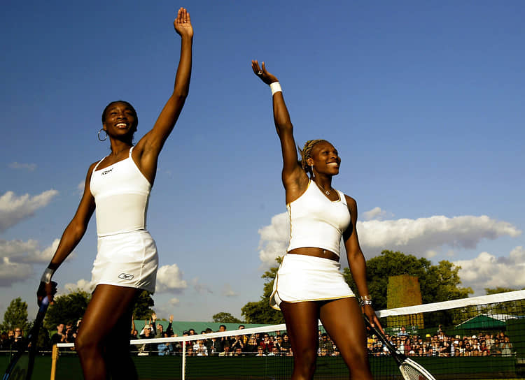 «Мы привнесли в теннис страсть, а также сделали его более модным и стильным»&lt;br>В 1998 году в паре со старшей сестрой Винус Уильямс (слева) Серена завоевала первые в карьере титулы в турнирах WTA, они стали третьей в истории тенниса парой сестер, которые выиграли турнир такого уровня. Сестры неоднократно встречались на корте также как соперницы — так, в 2002 году в Париже Серена обыграла Винус в финале Открытого чемпионата Франции. Серена и Винус стали первыми в истории профессиональных рейтингов сестрами, которые одновременно заняли первые две строчки в мировой турнирной таблице. А в 2003 году они сошлись в финалах всех четырех турниров Большого шлема