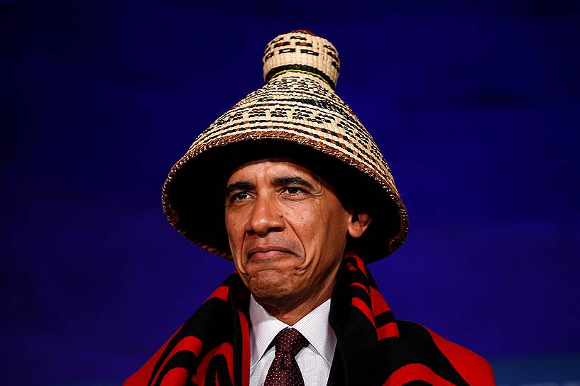 Вашингтон, США. Президент Барак Обама в традиционной одежде индейцев перед выступлением на конференции племенных наций в Белом доме