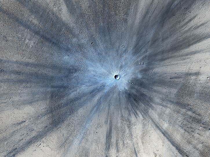 30-метровый кратер на поверхности Марса