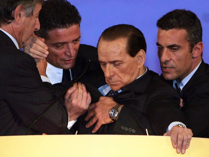 26 ноября 2006 года Сильвио Берлускони упал в обморок во время выступления перед своими сторонниками. Впоследствии политик объяснил свой обморок страшной жарой и духотой. Однако некоторые СМИ предположили, что он перенервничал из-за предстоящих слушаний по обвинению в коррупции, за что ему грозило 12 лет тюрьмы. 26 октября 2012 года Берлускони был приговорен к четырем годам лишения свободы за налоговые преступления, но из-за преклонного возраста политика, согласно итальянским законам, суд заменил приговор на год общественных работ. При этом политик на шесть лет лишился права занимать публичные должности и участвовать в выборах