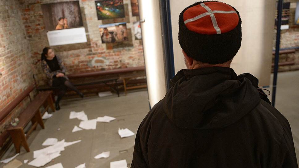 Почему активисты залили краской выставленные в Сахаровском центре фотографии, посвященные войне на Украине